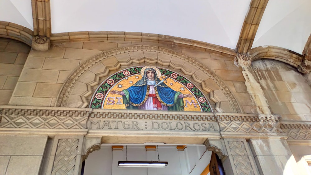 Photographie en contre-plongée d’un bâtiment en béton brun