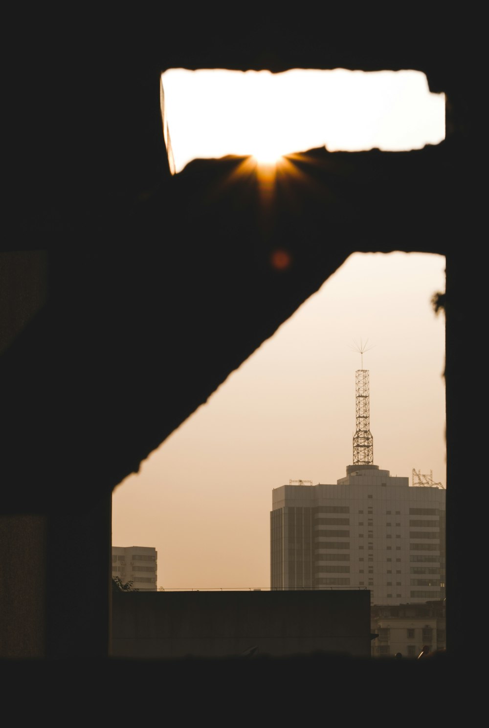 silhueta do edifício durante o pôr do sol