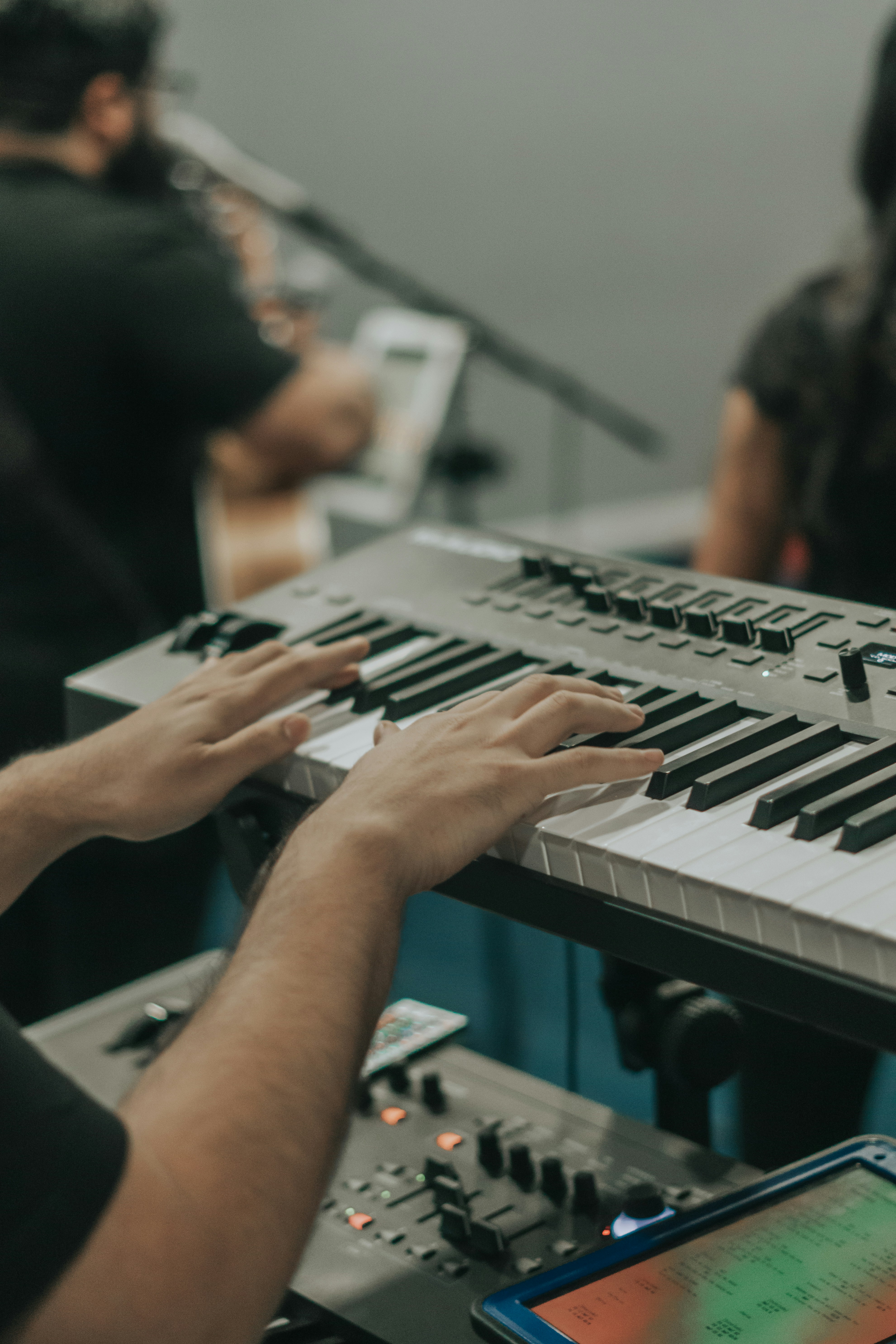 persona tocando el piano eléctrico en blanco y negro