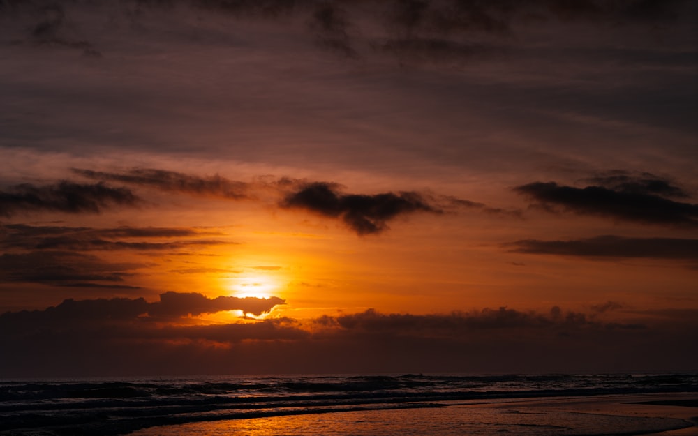 Plan d’eau au coucher du soleil