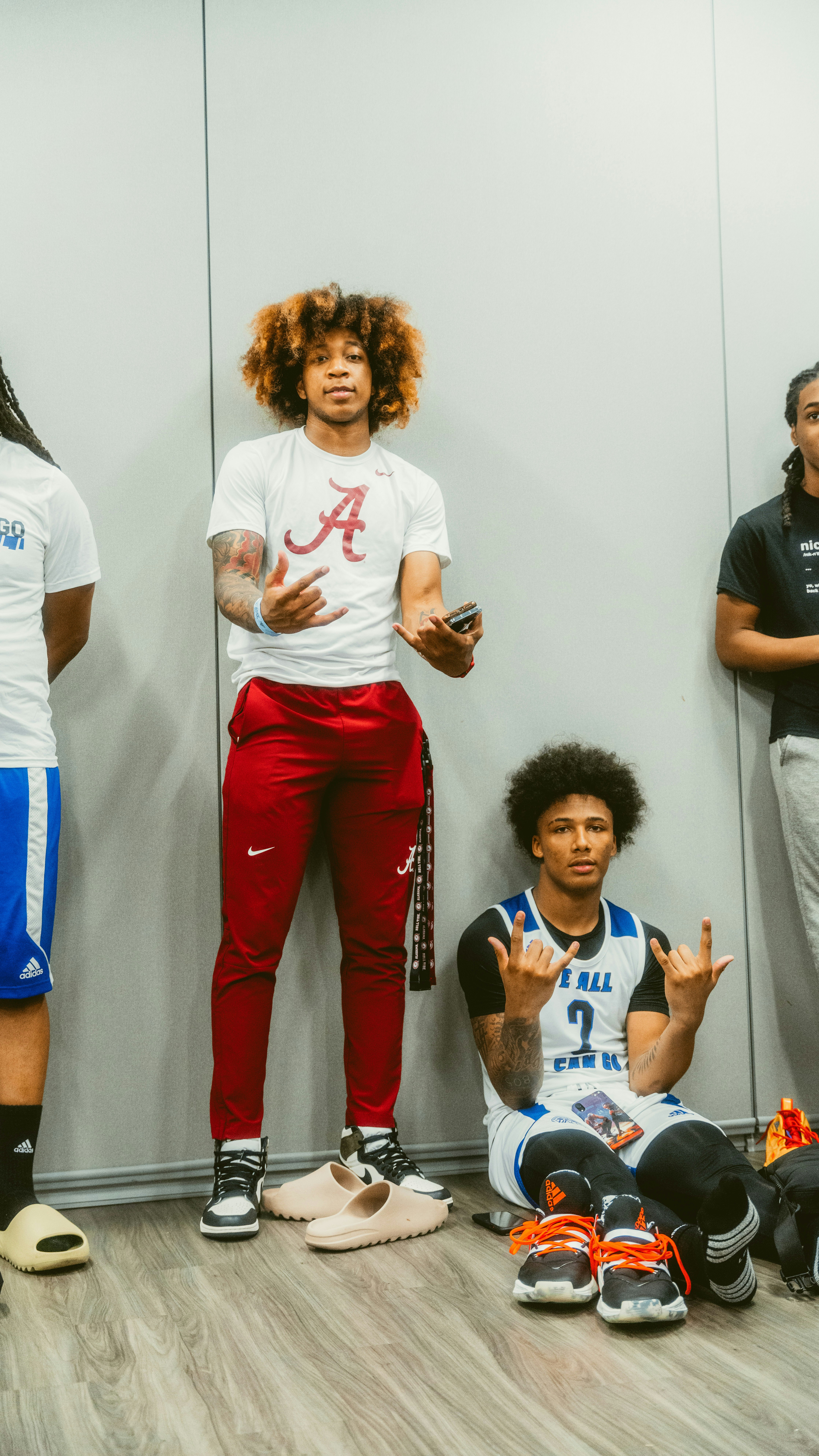 2 mujeres con camisetas blancas y rojas de cuello redondo de pie una al lado de la otra