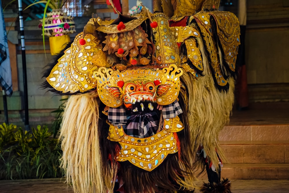 estatueta de dragão dourado e vermelho