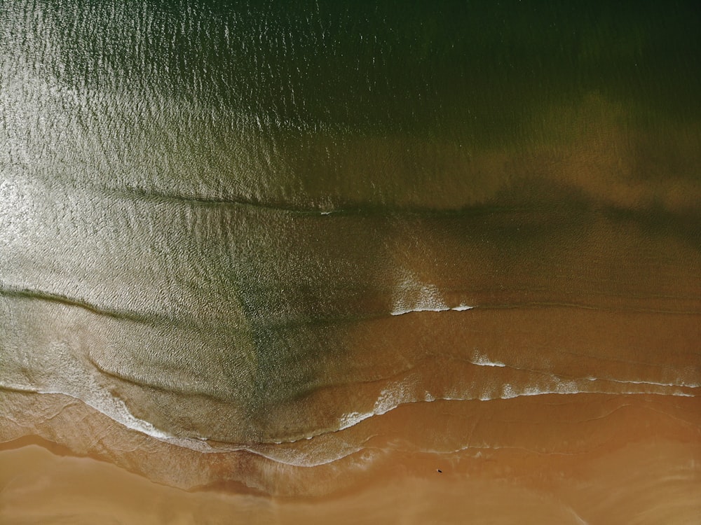 Foto Tocadiscos gris sobre mesa de madera marrón – Imagen Música gratis en  Unsplash