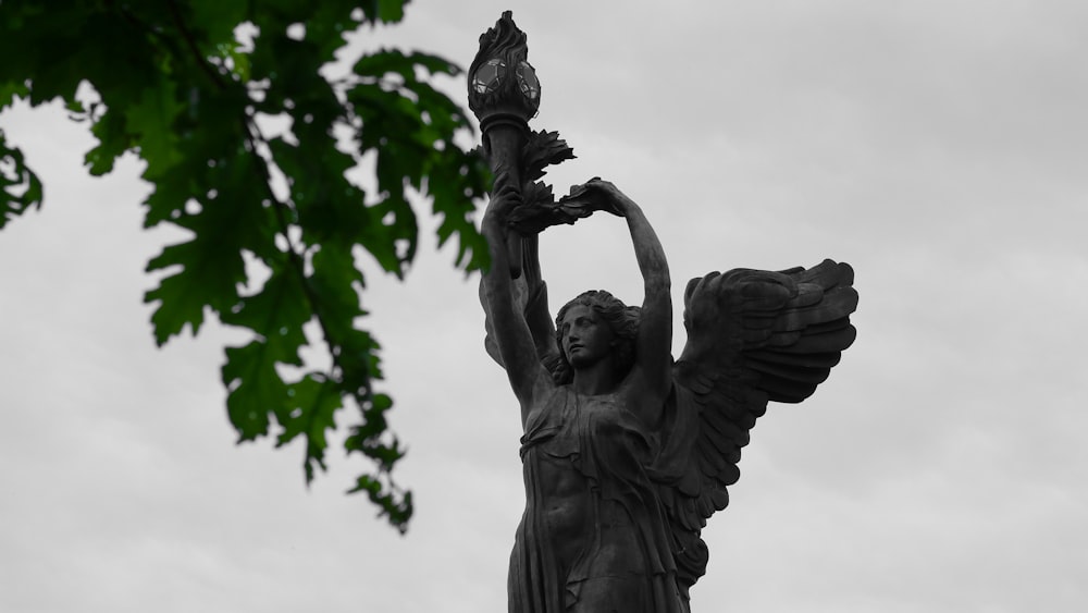 Estatua de un hombre sosteniendo un pájaro