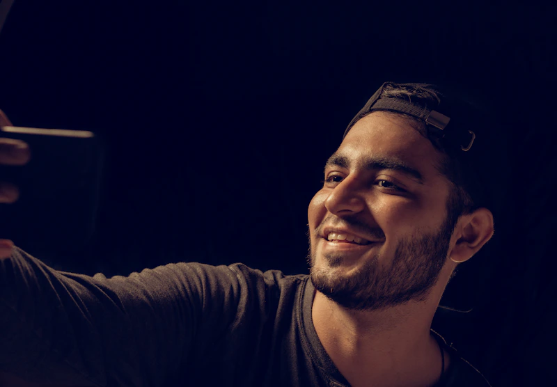 Uśmiechnięty młody mężczyzna gotowy na randkę