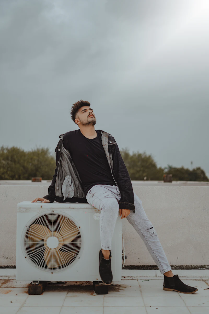 فني يقوم بصيانة وإصلاح مكيف - AC maintenance and repair QCool Jeddah