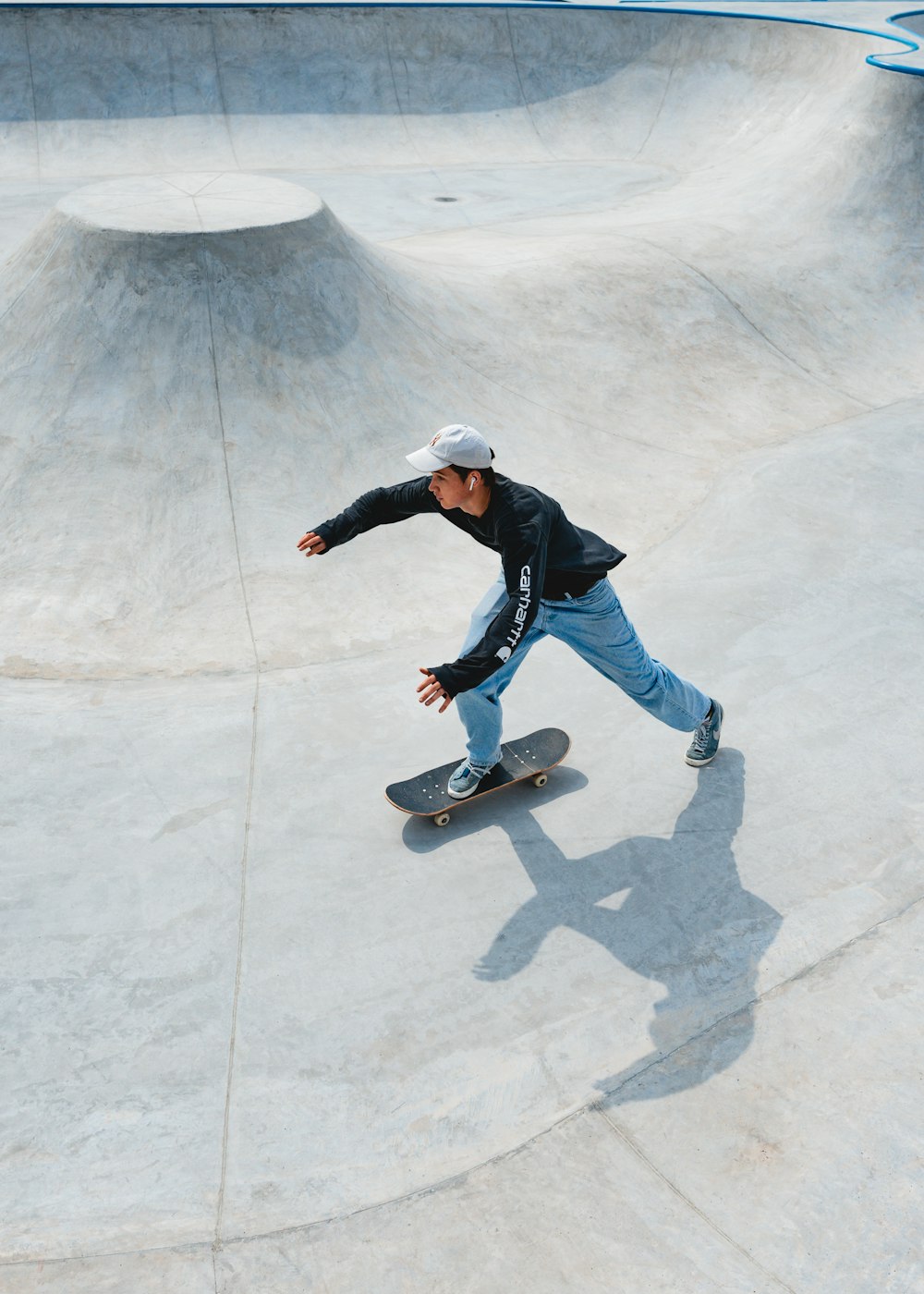 Mann in blauer Jacke und blauer Jeans auf Skateboard