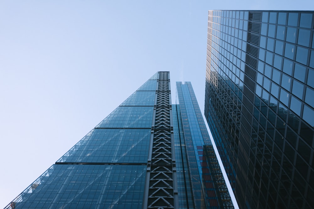 Fotografía de ángulo bajo de edificios de gran altura