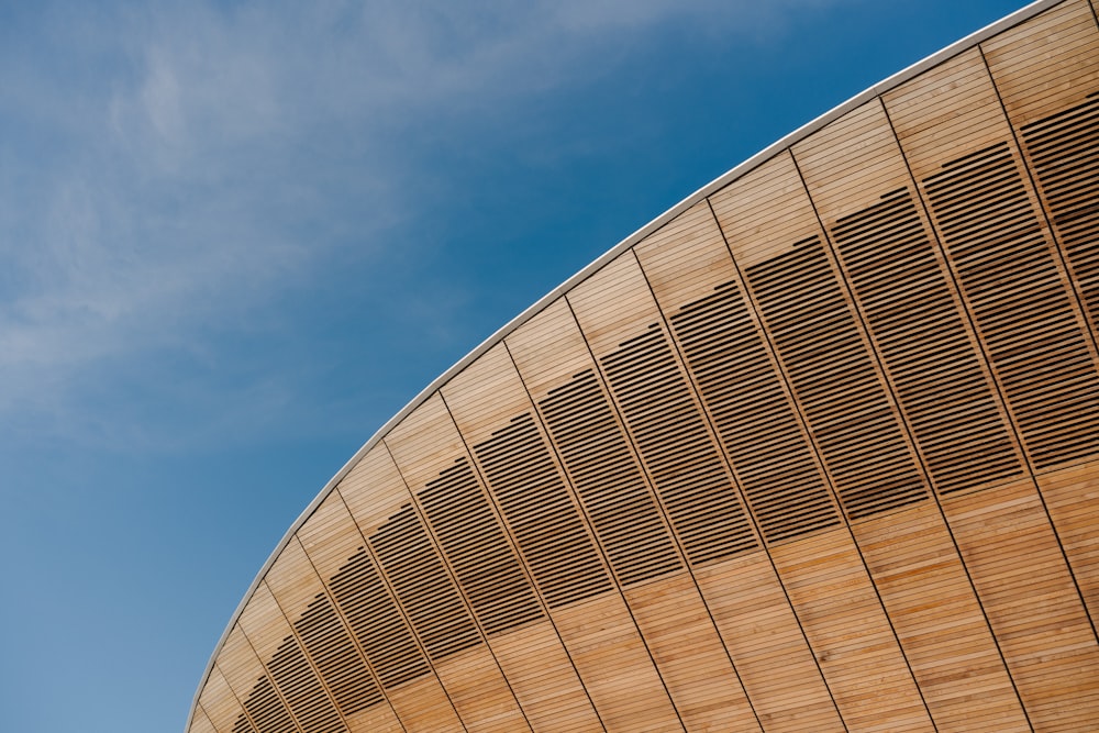 Bâtiment en béton brun sous le ciel bleu pendant la journée