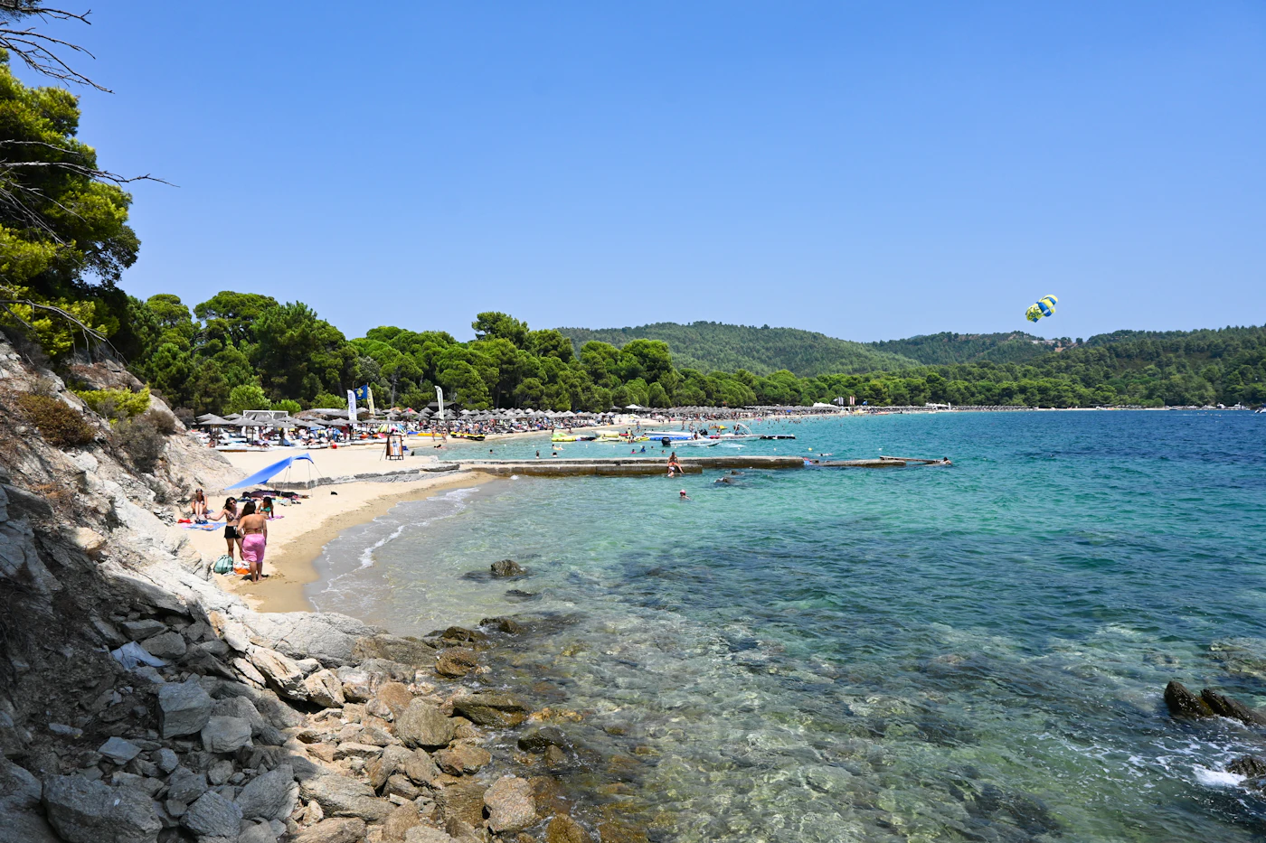 Der Sandstrand Koukounaries auf Skiathos zwischen Pinienwald und türkisem Meer