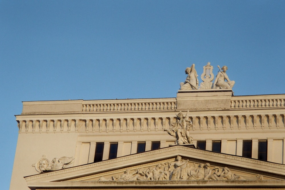 Edificio de hormigón blanco bajo el cielo azul durante el día