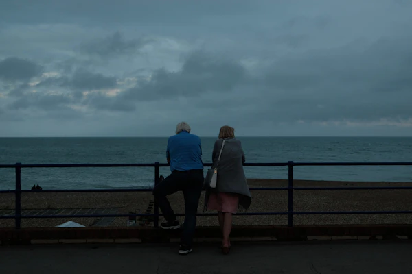 Pareja sentada cerca del mar