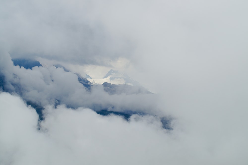 nubes blancas sobre la montaña cubierta de nieve