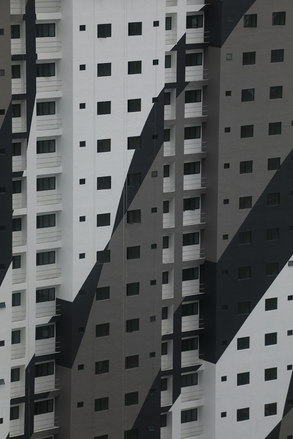 Bâtiment en béton blanc et brun