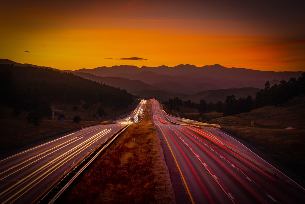 Zeitrafferaufnahmen von Autos auf der Straße bei Sonnenuntergang