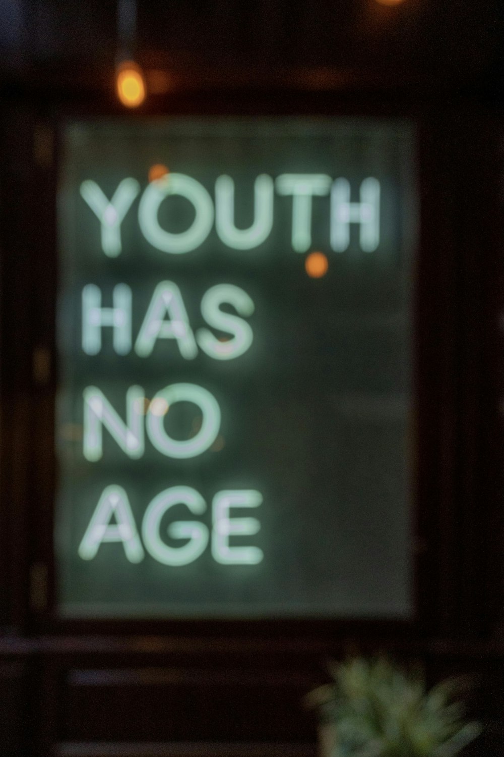 Un cartello che dice che la giovinezza non ha età