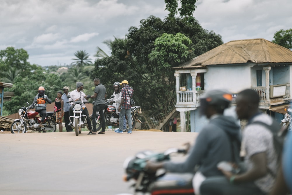 Personas que caminan por la calle durante el día