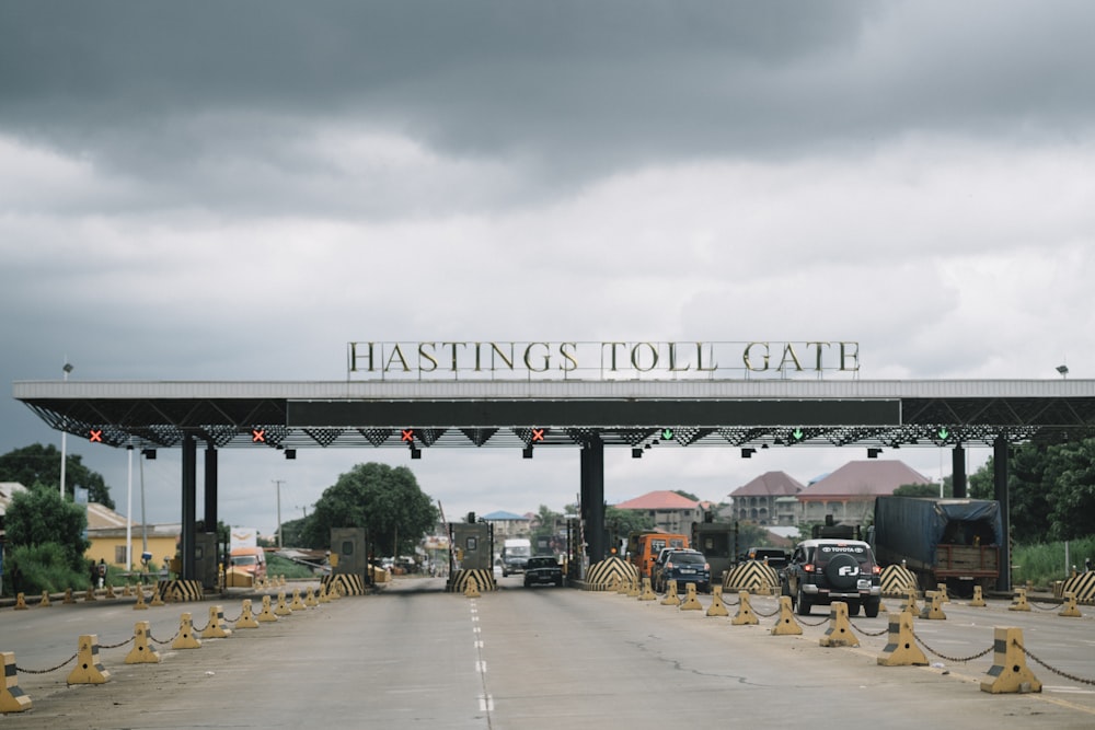 Puente gris y blanco bajo el cielo gris durante el día