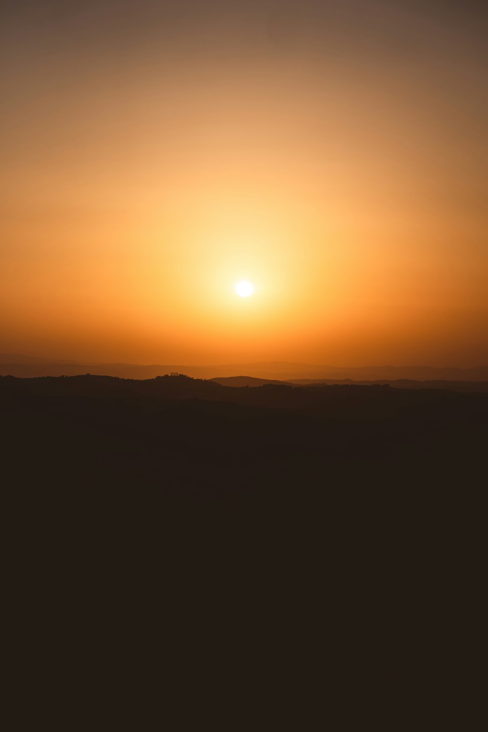 silhouette de montagne au coucher du soleil