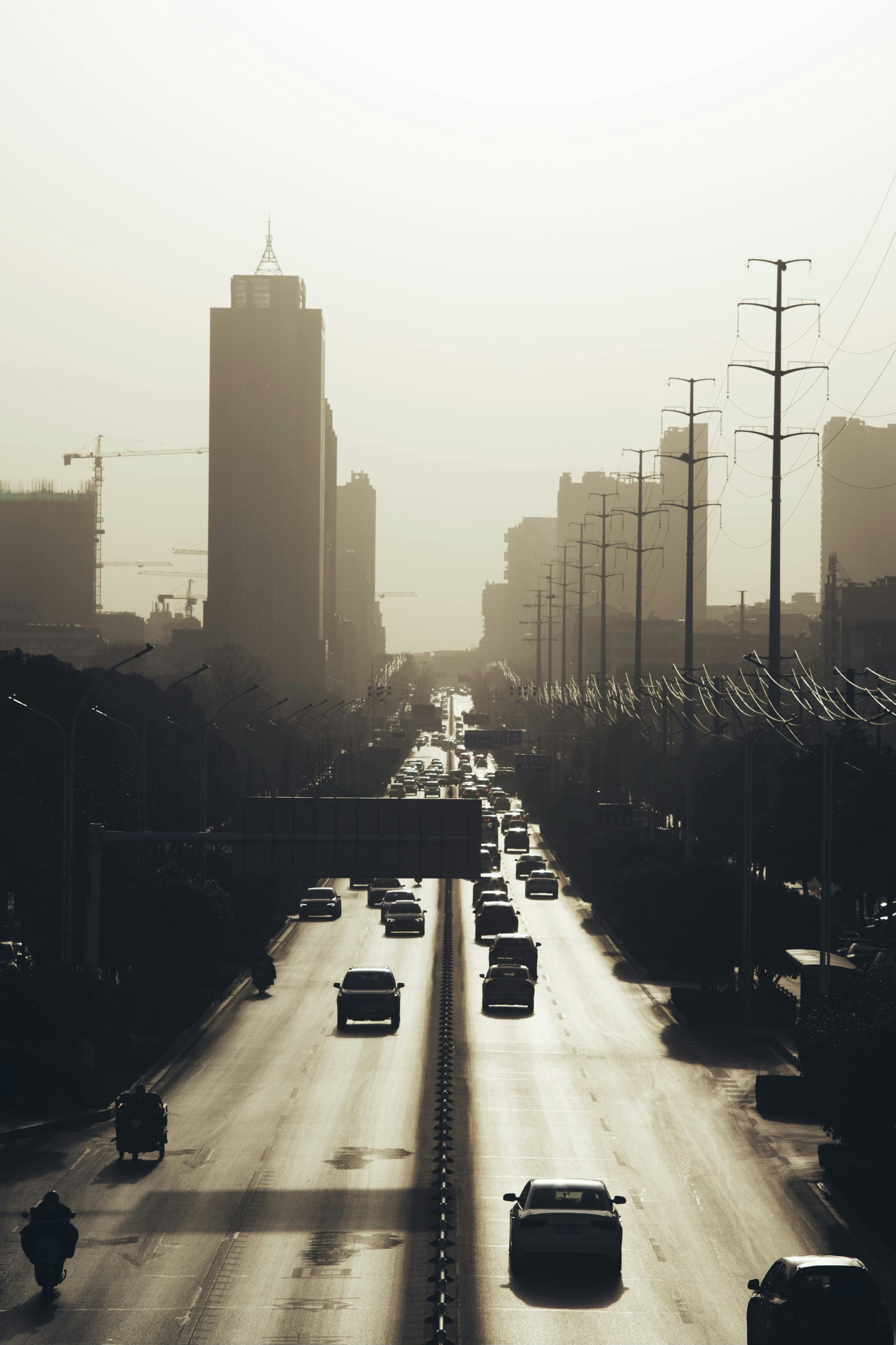 Voitures sur la route près des immeubles de grande hauteur pendant la journée