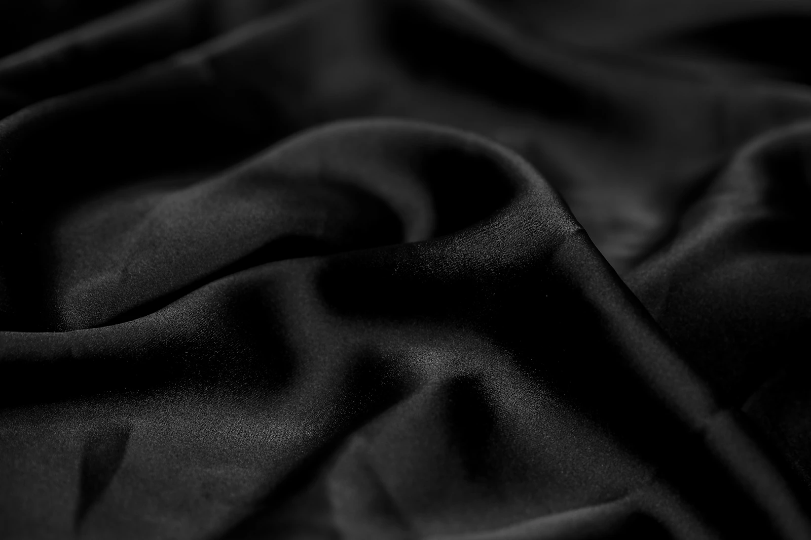 Detalj crne svilene tkanine