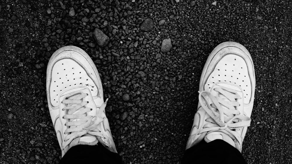 Foto de persona con zapatillas nike blancas – Imagen gratuita Vestir en  Unsplash
