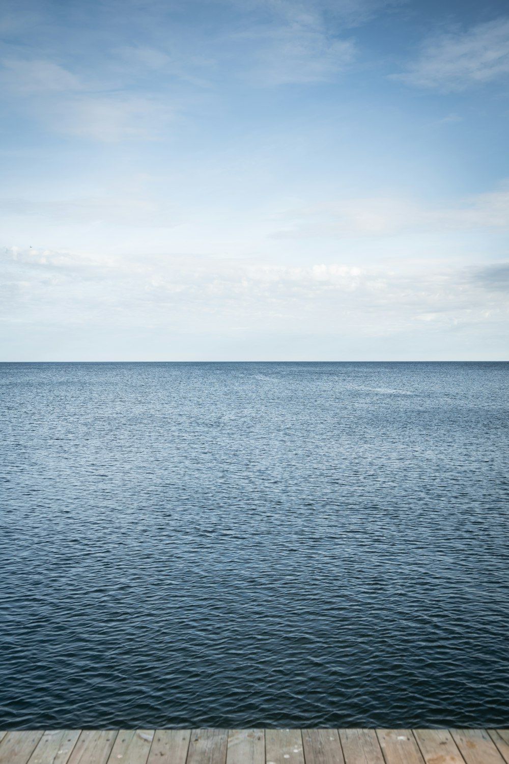 Cuerpo de agua bajo nubes blancas durante el día