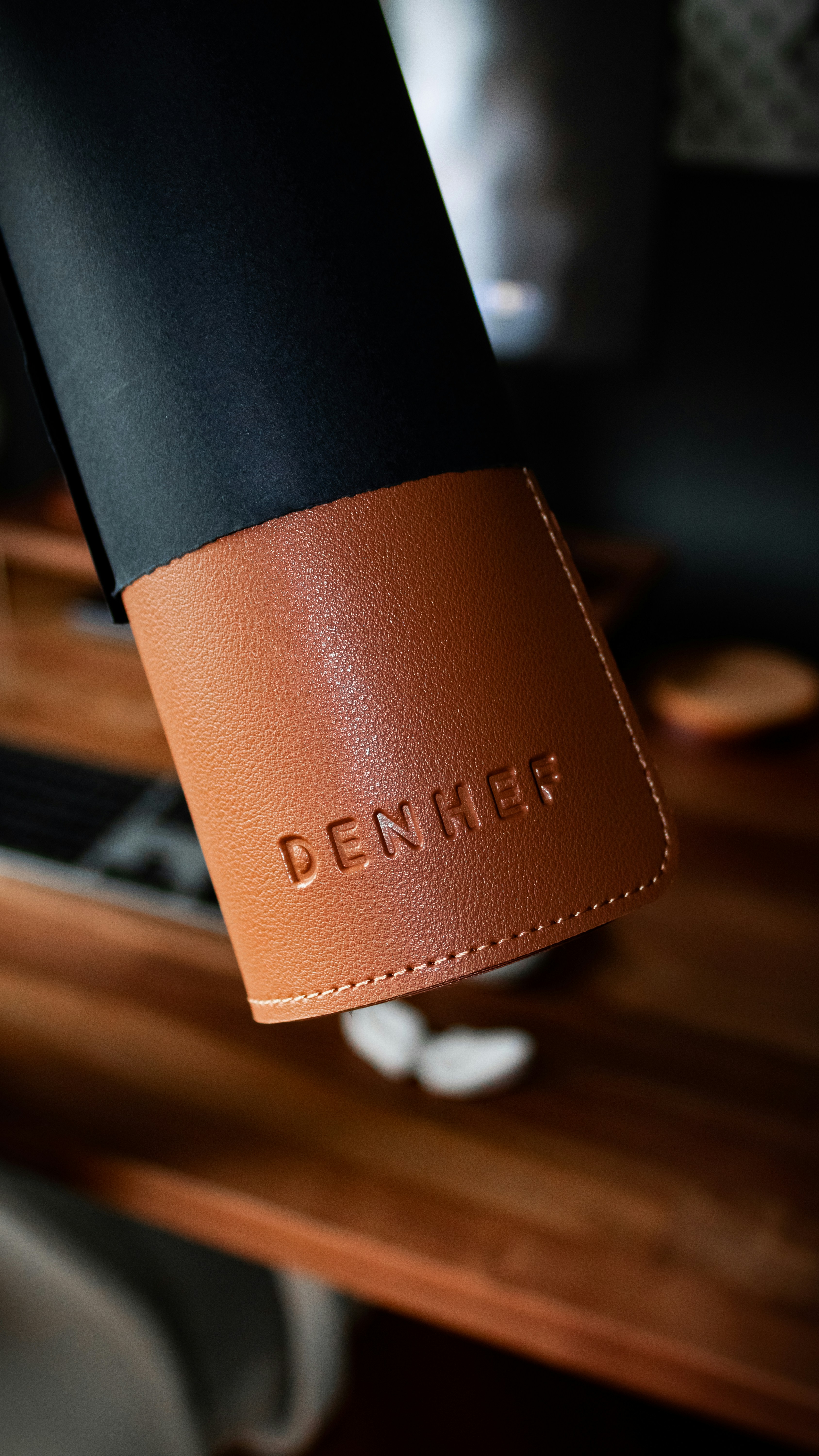 블랙 컴퓨터 키보드의 브라운 가죽 반접기 지갑