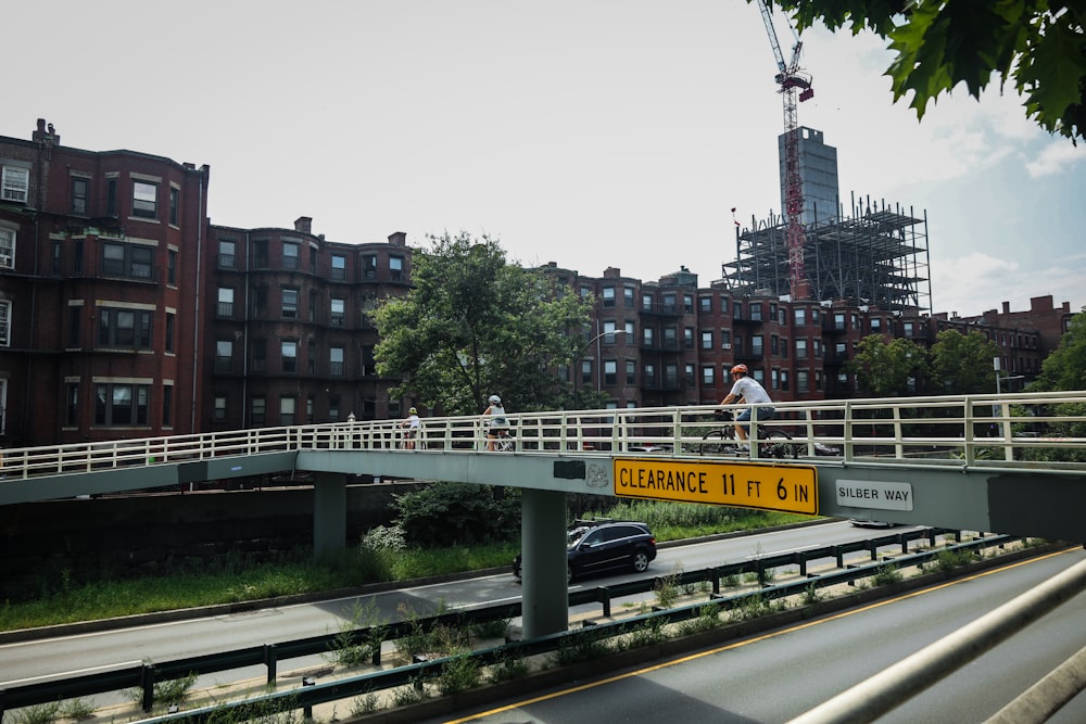 Grue jaune et noire près des bâtiments de la ville pendant la journée