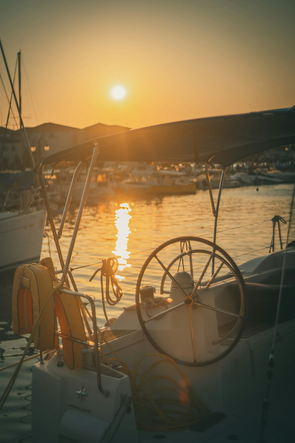 barco branco e marrom no mar durante o pôr do sol