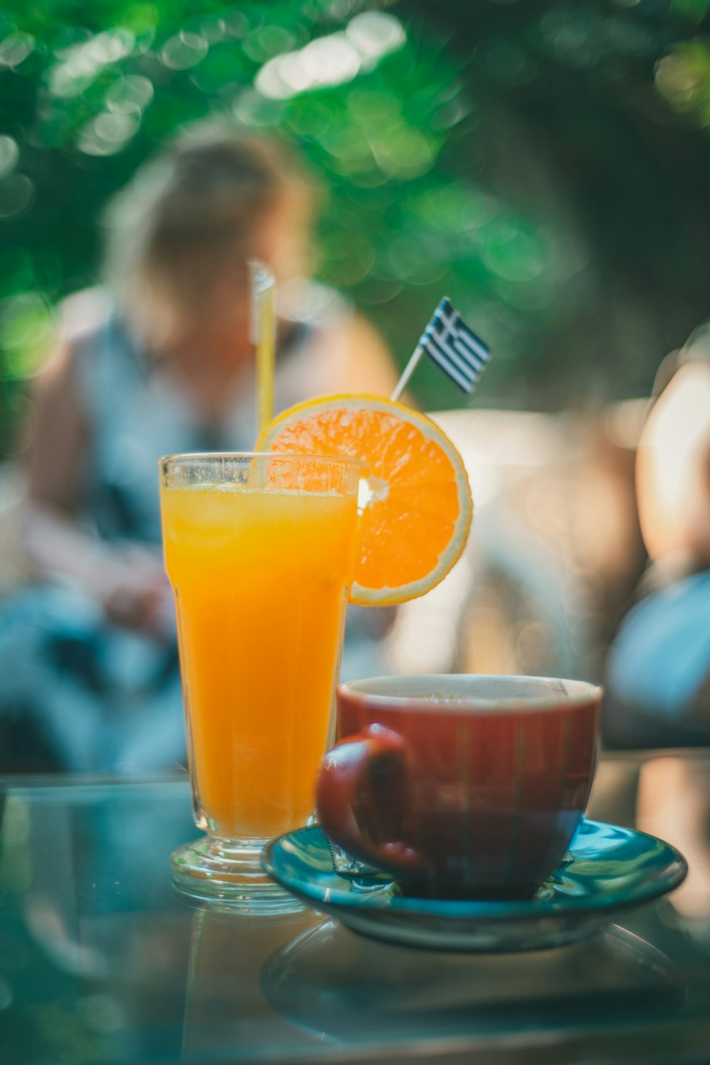 verre à boire transparent avec du jus d’orange