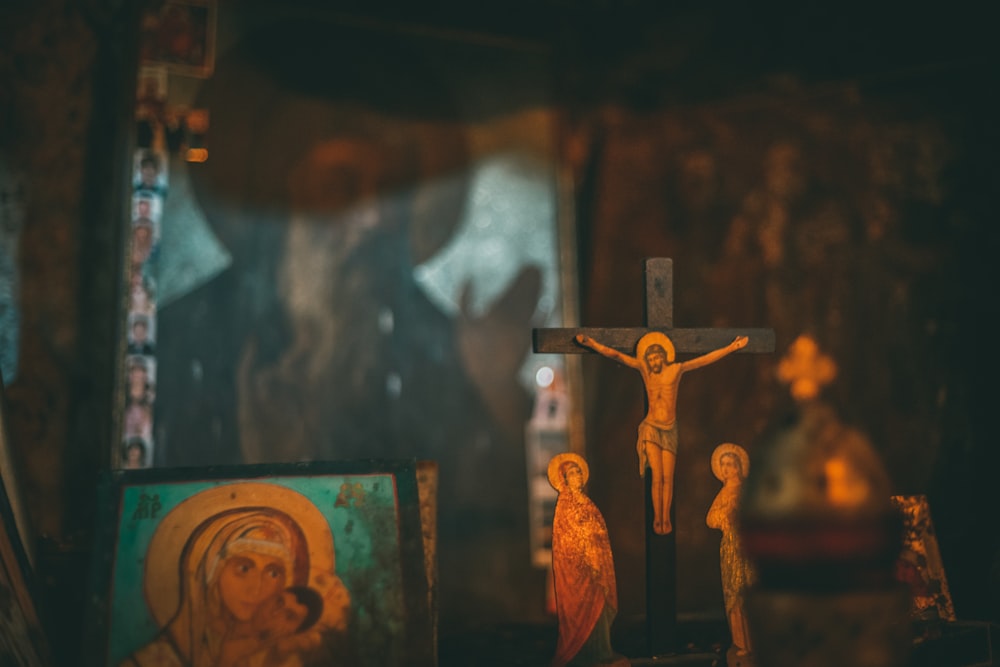 Crucifix en bois marron sur mur en bois marron