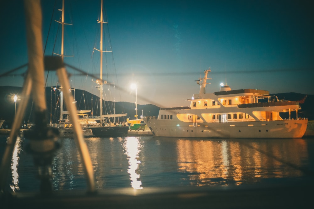 Barco blanco en el muelle durante la noche