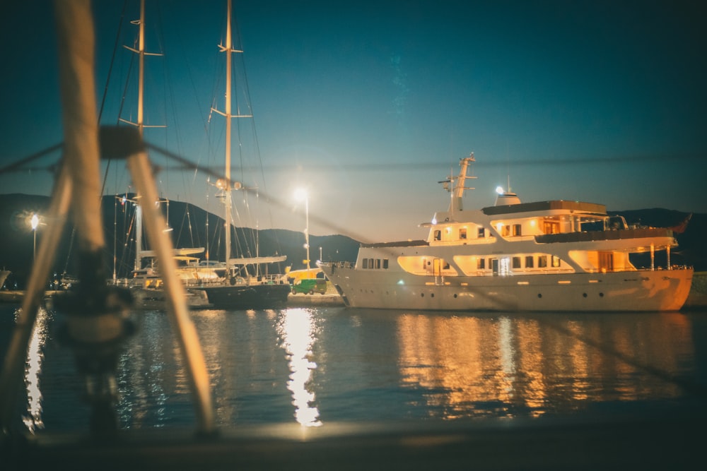 夜間の埠頭に浮かぶ白い船