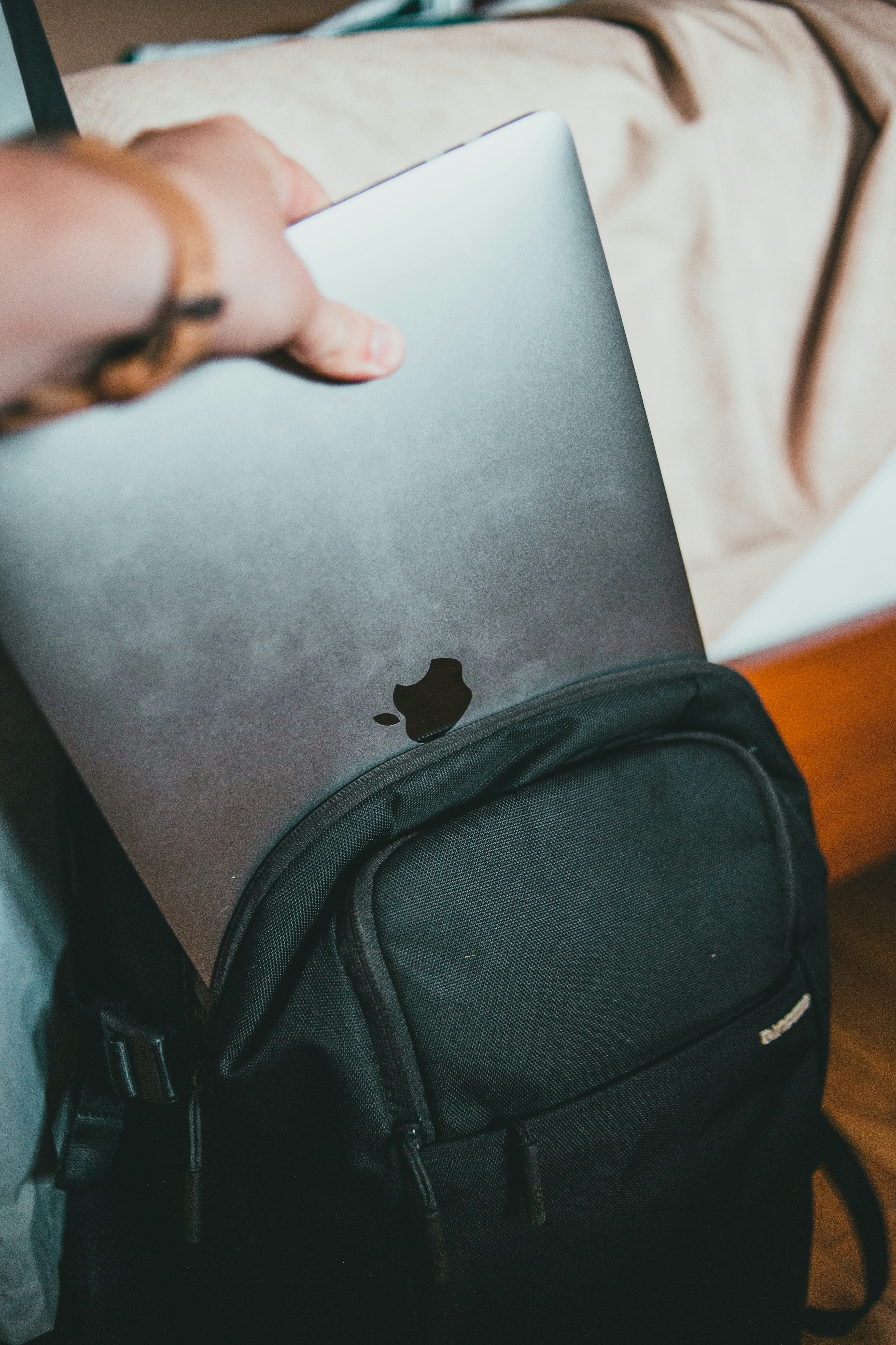 tas laptop hitam pada tekstil hitam