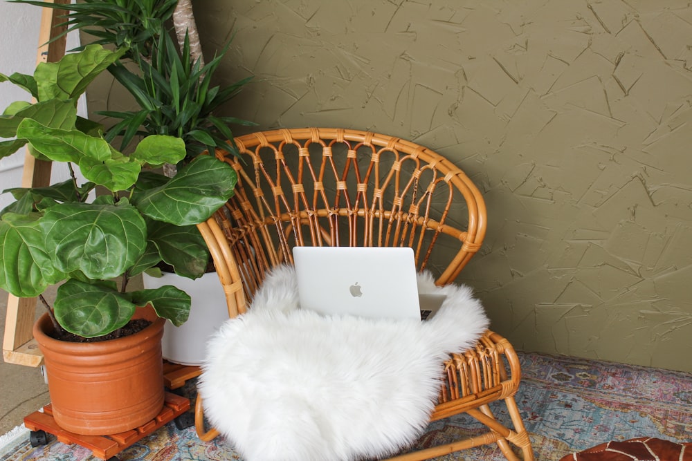 Tessuto in pelliccia bianca su sedia intrecciata marrone