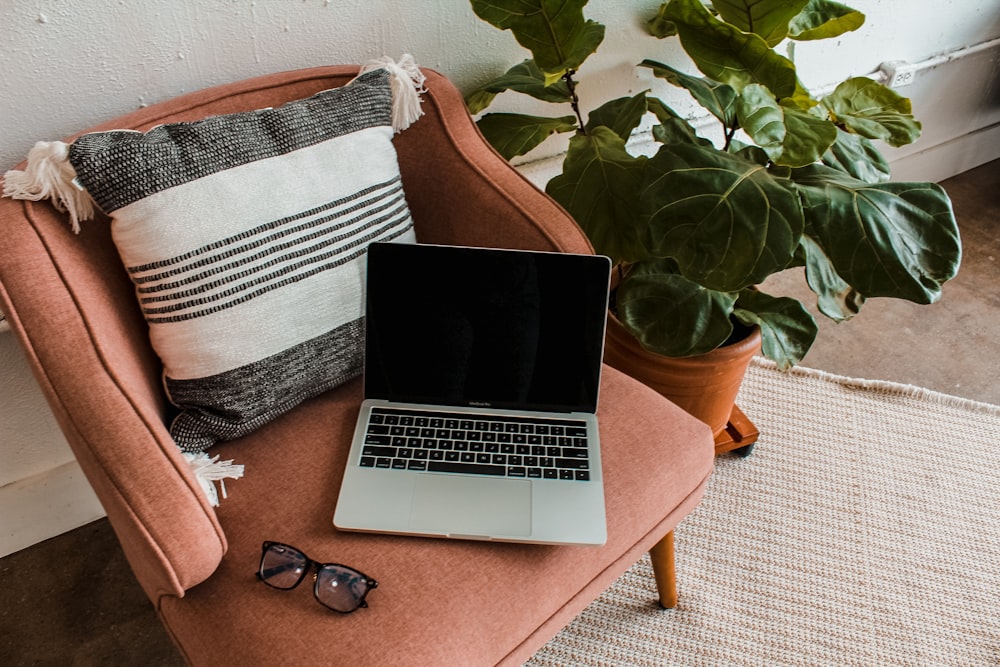 MacBook Pro auf braunem Holztisch