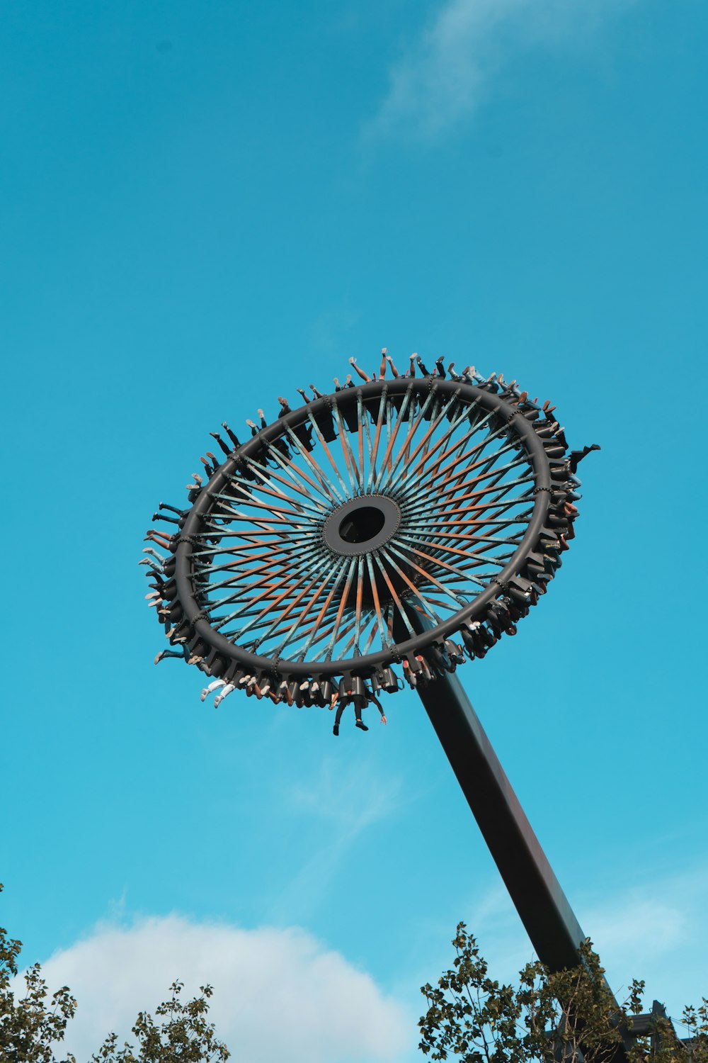 ruota panoramica bianca e nera sotto il cielo blu durante il giorno