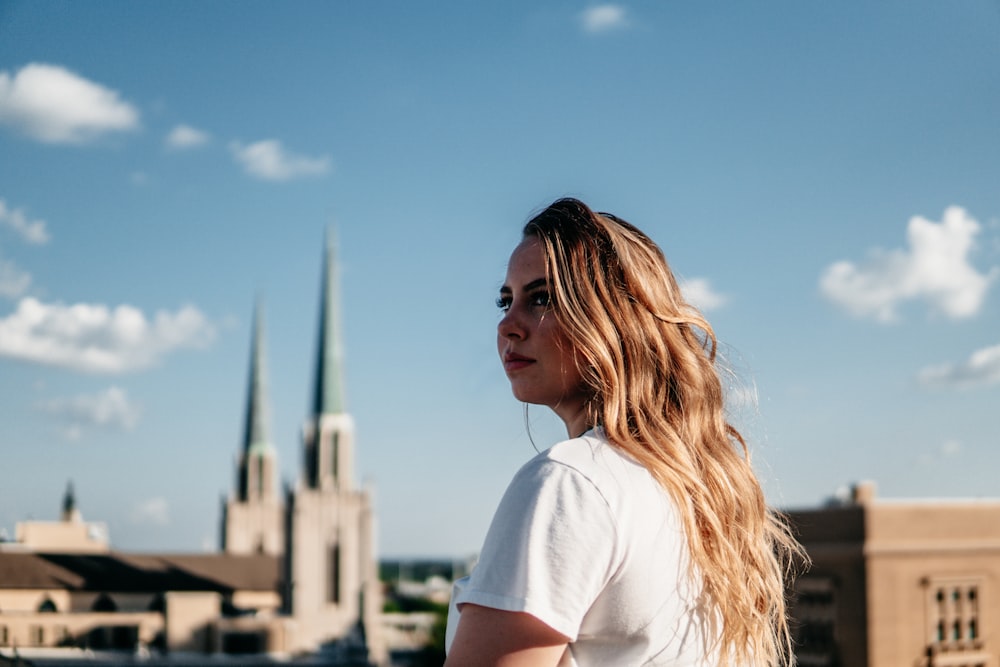 Frau im weißen T-Shirt tagsüber auf der Straße