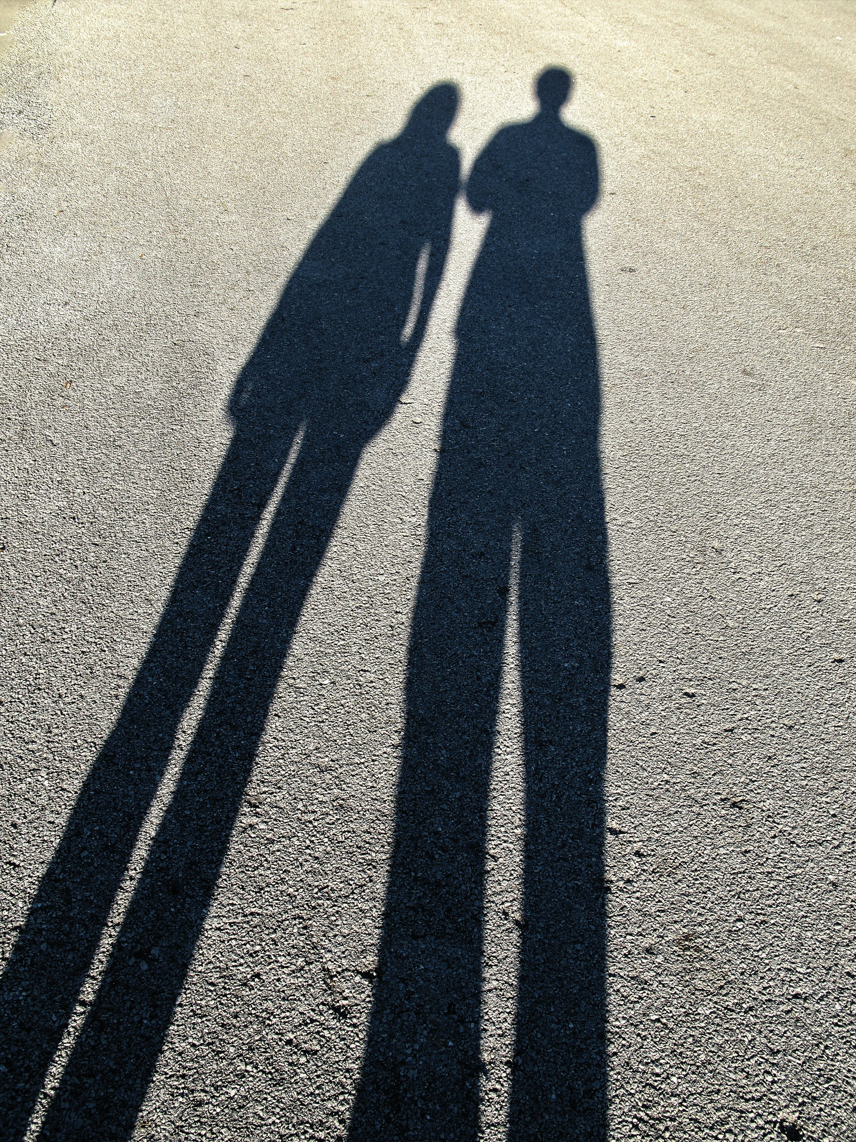 昼間の灰色のアスファルト道路に 2 人の影の写真 Unsplashで見つける舗装の無料写真