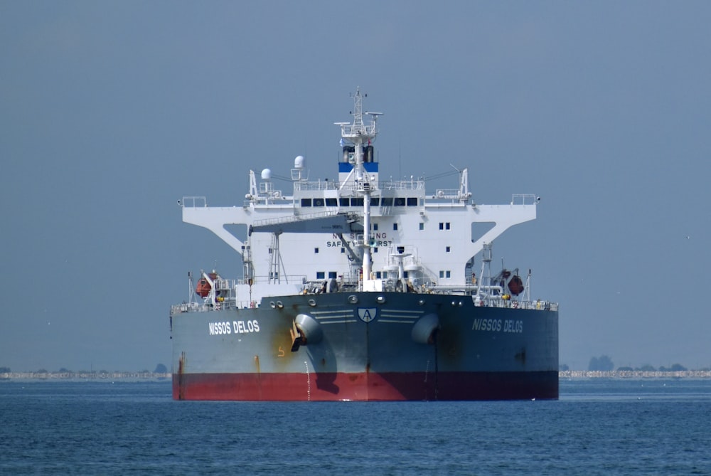 schwarz-rotes Schiff auf See tagsüber