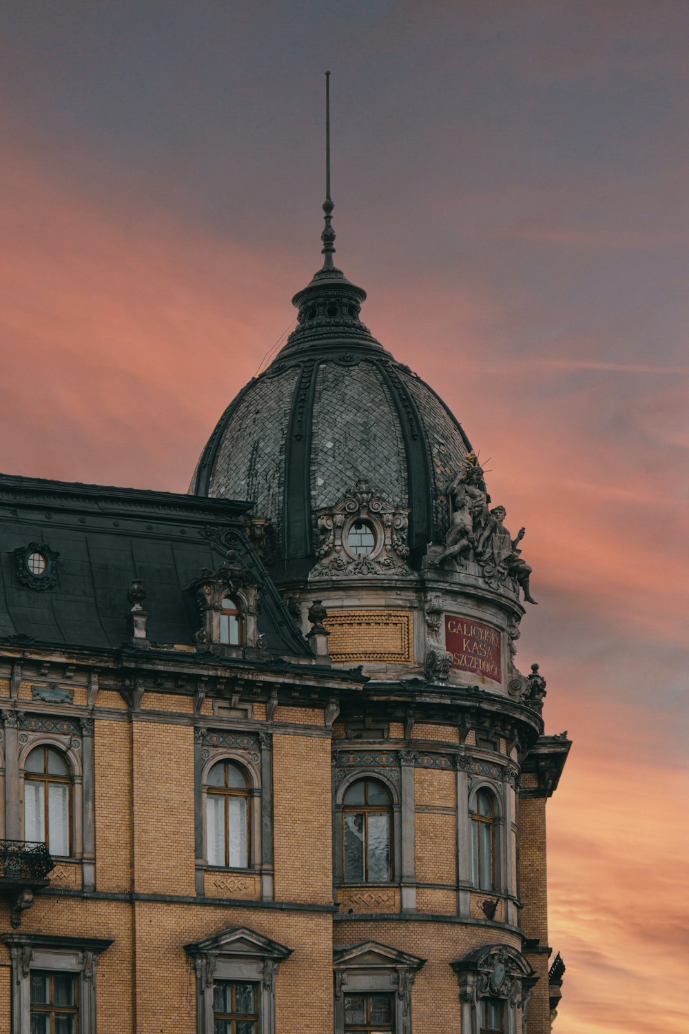 Braunes und schwarzes Betongebäude tagsüber unter bewölktem Himmel