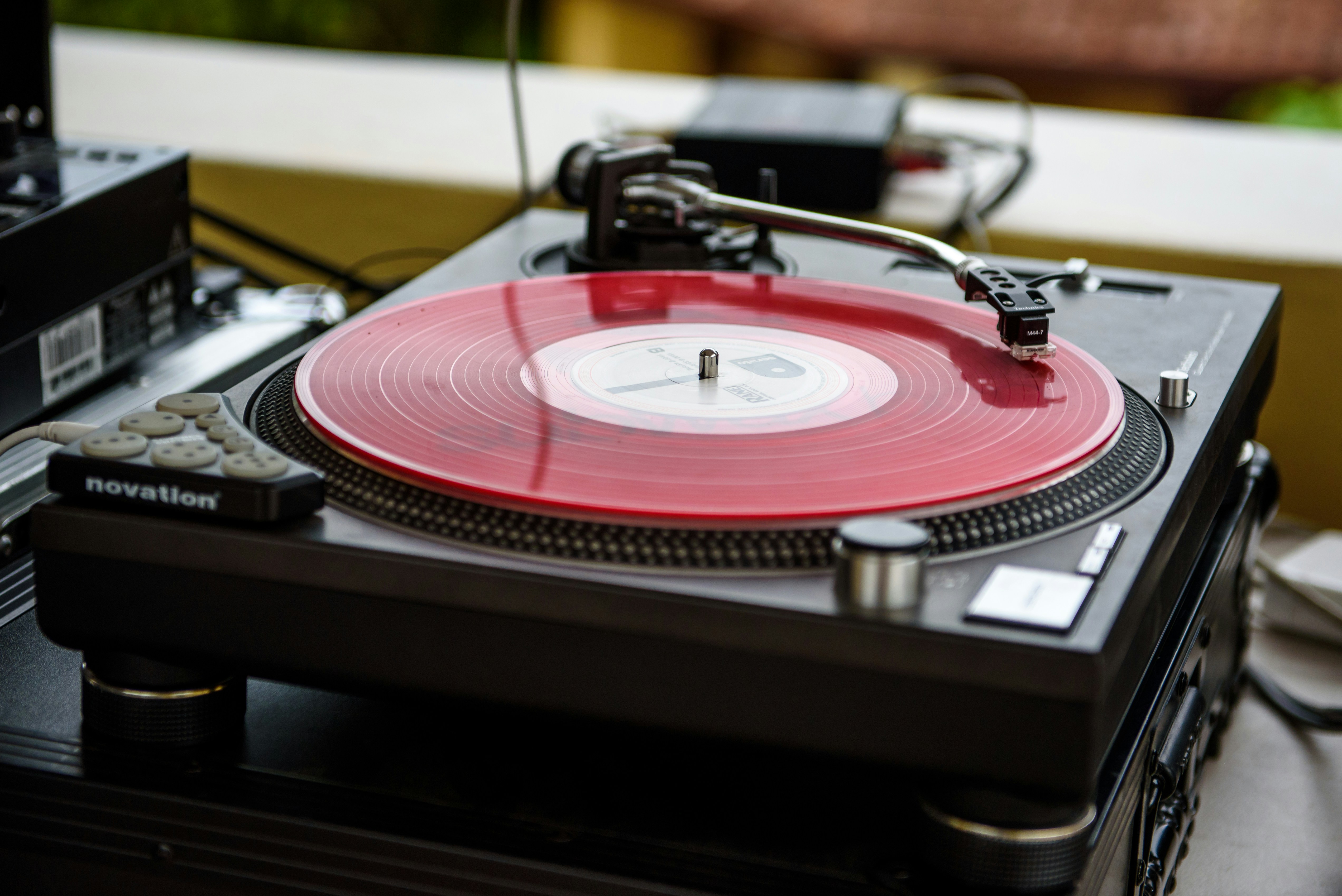 Moderne platenspeler met zwarte vinylplaat op houten meubel in woonkamer