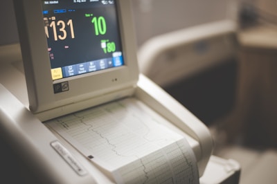 cardiotocógrafo con valores en pantalla e impresión