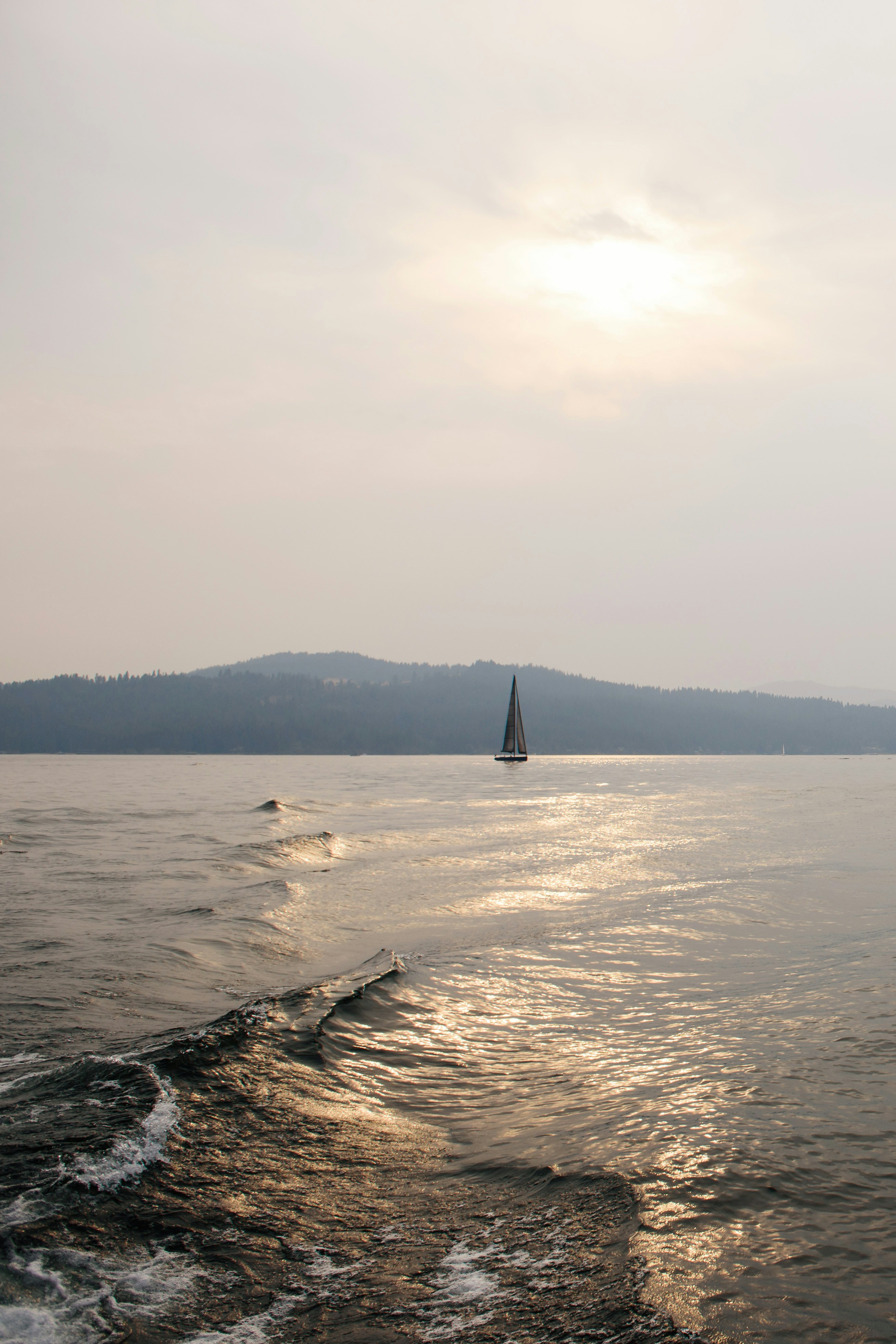 veleiro no mar durante o dia