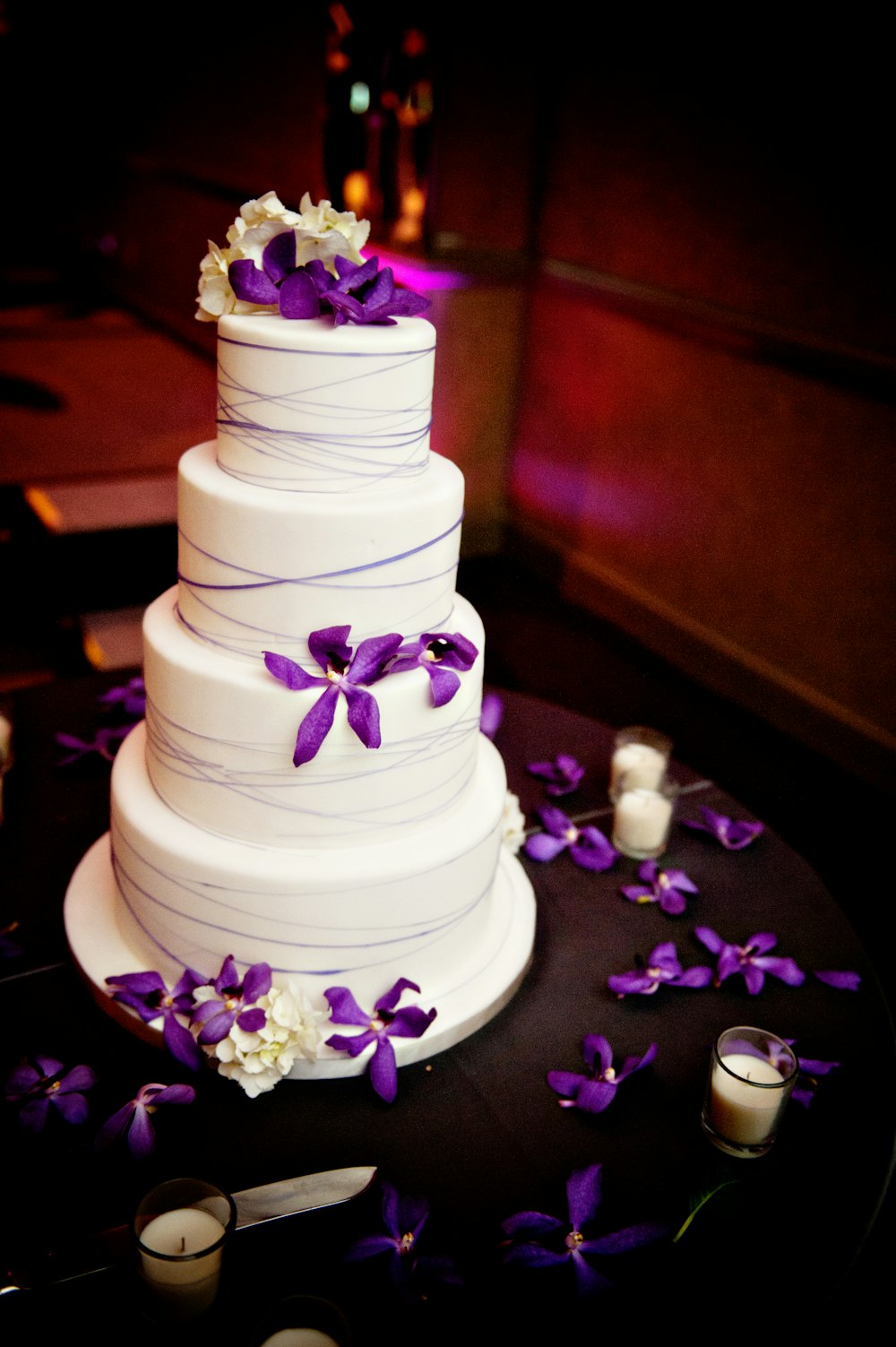 Gâteau blanc à 3 étages avec des fleurs violettes