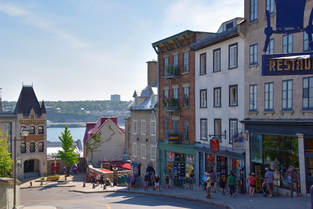 les personnes qui marchent dans la rue près des bâtiments pendant la journée ;