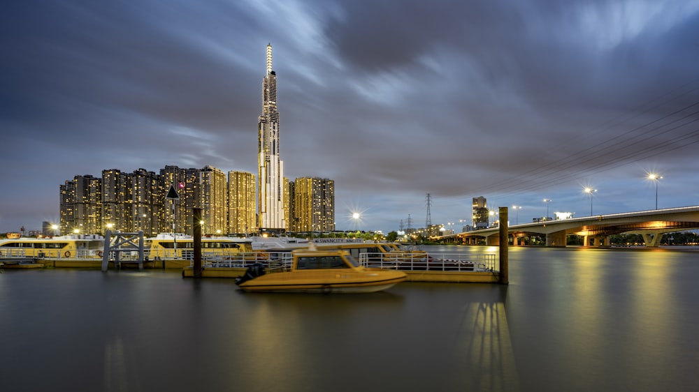 Horizonte de la ciudad durante la noche