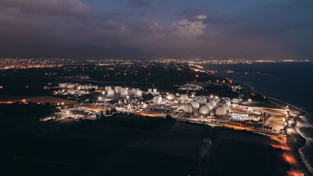 Las luces de la ciudad se encienden durante la noche