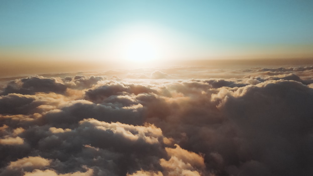 Weiße Wolken und blauer Himmel tagsüber